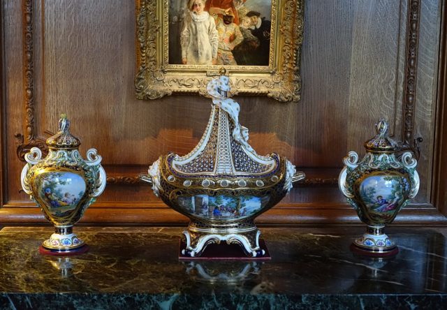 1200px-pot-pourri_vase_c-_1761_and_urns_sevres_porcelain_-_waddesdon_manor_-_buckinghamshire_england_-_dsc07651-640x444