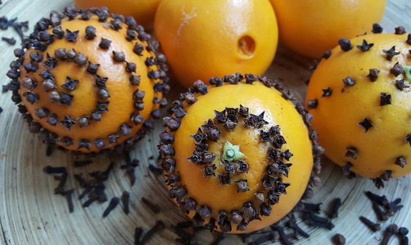 how-to-make-orange-pomander-balls-e1450389036261